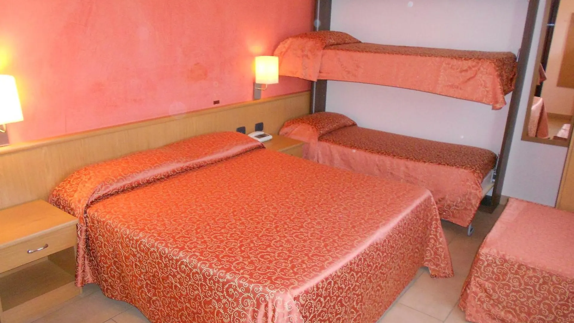 מרינה די קררה Hotel Tenda Rossa 3*, מרינה די קררה