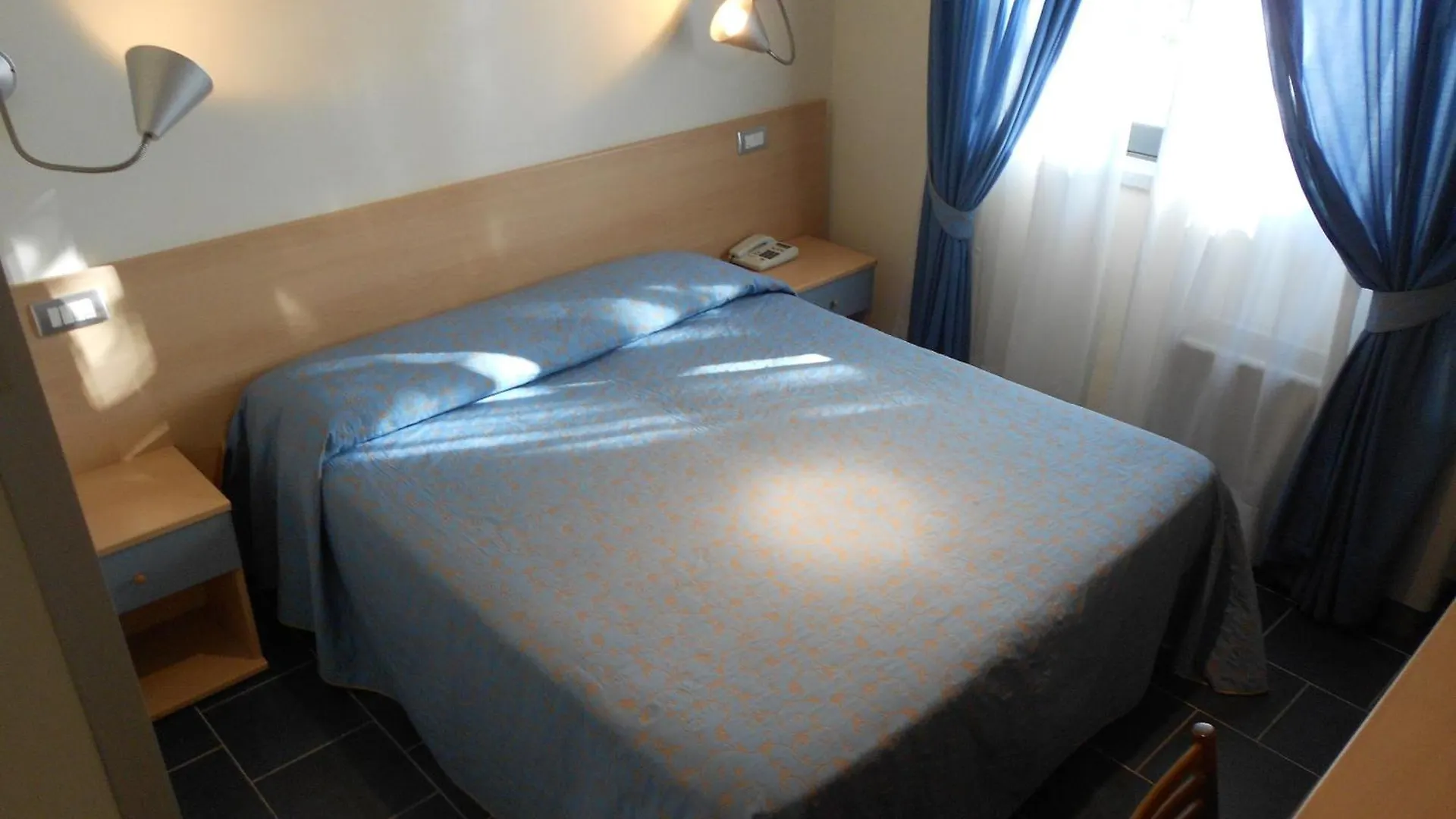 מרינה די קררה Hotel Tenda Rossa 3*, מרינה די קררה איטליה