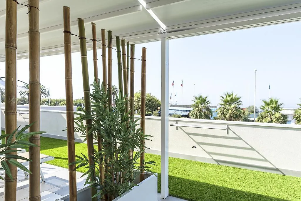 Hotel Tenda Rossa Marina Di Carrara 3*,
